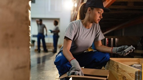 девушка сотрудник логистического парка