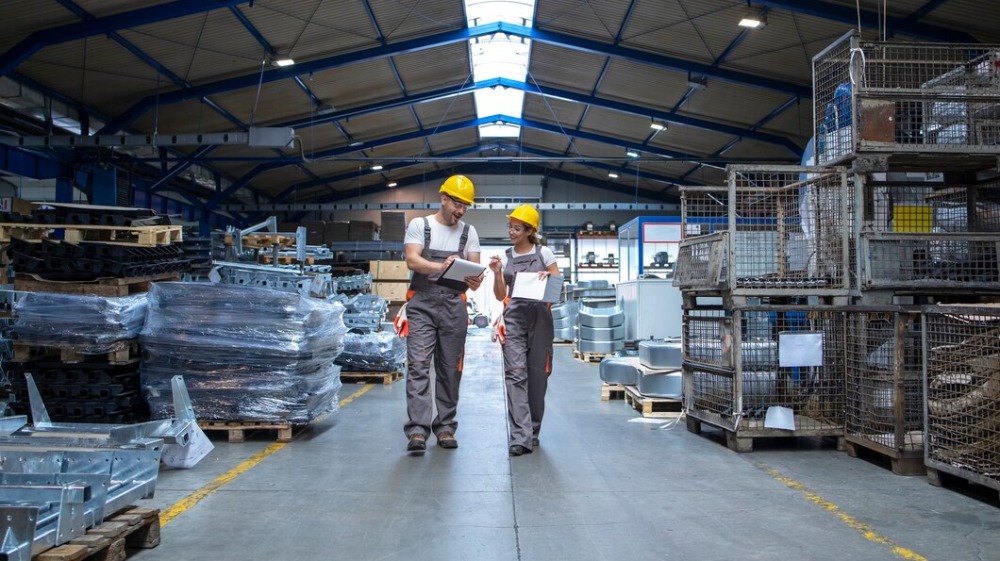 люди выбирают производственное помещение