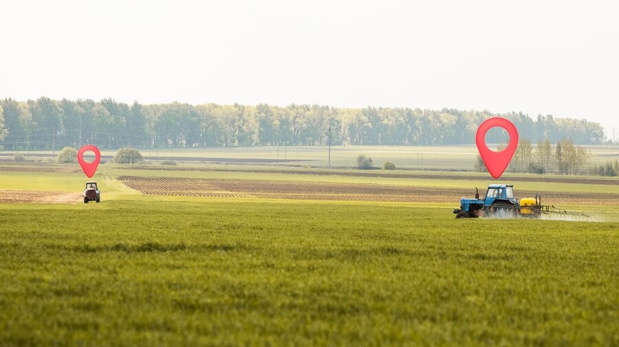 тракторы орошают поле