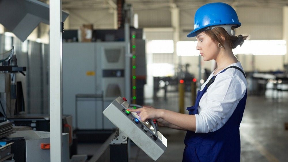 девушка настраивает станок