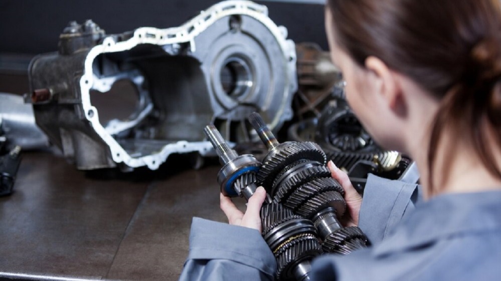 женщина держит механические детали