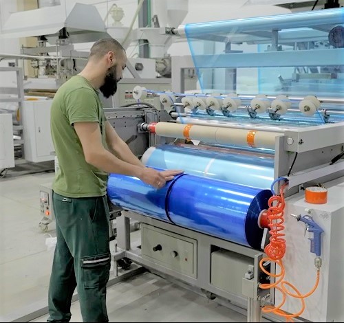 рабочий производит упаковку